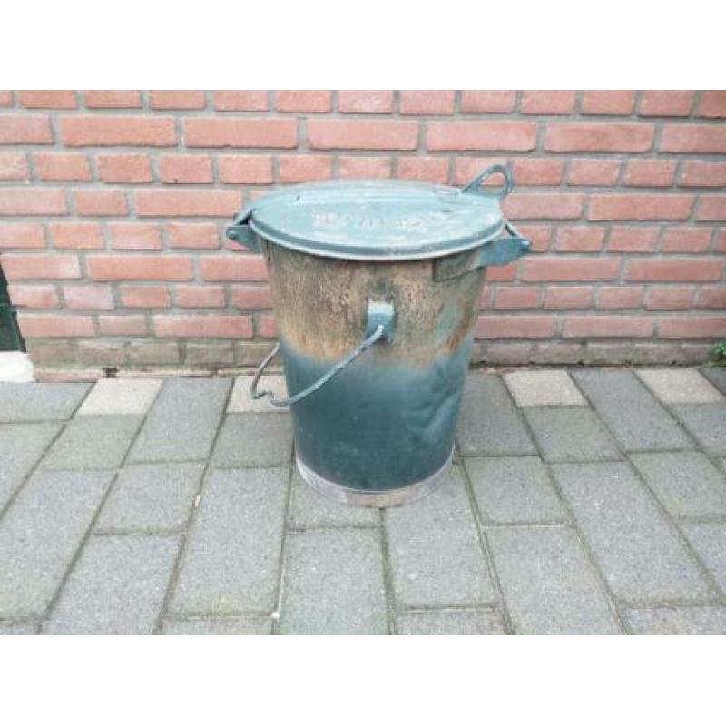 Oude zinken vuilnisemmer van de Gemeente Enschede