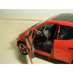 Rode Mercedes A Klasse. Model van het merk maisto.