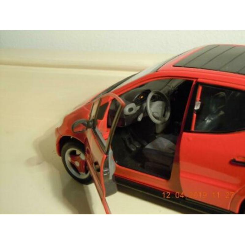 Rode Mercedes A Klasse. Model van het merk maisto.