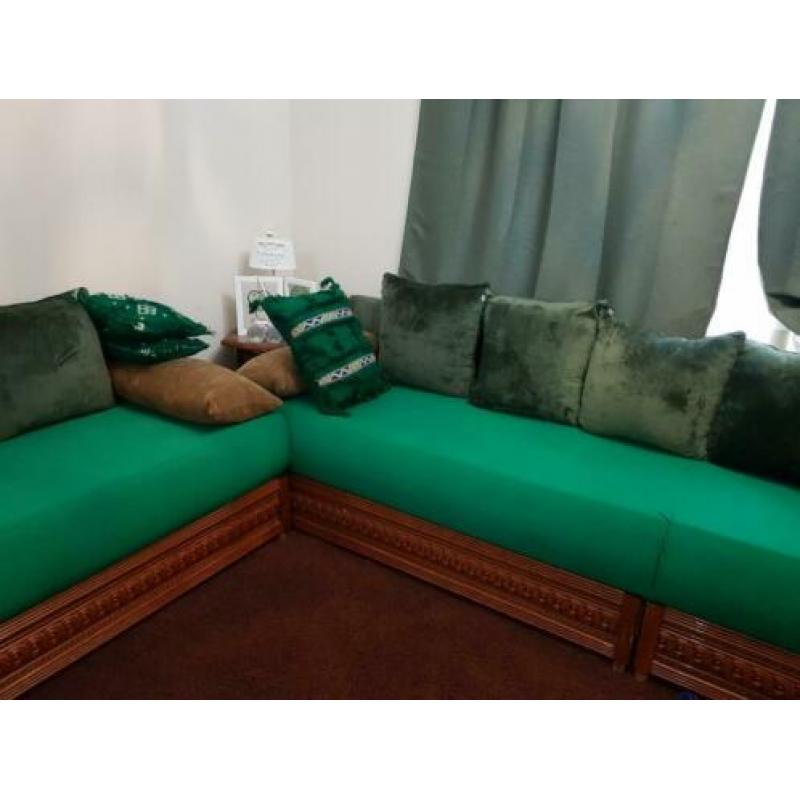 4 sedari en 1 grote tafel en 2 kleine tafels