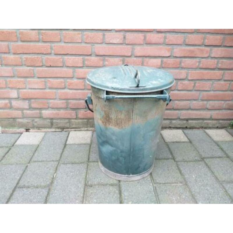 Oude zinken vuilnisemmer van de Gemeente Enschede