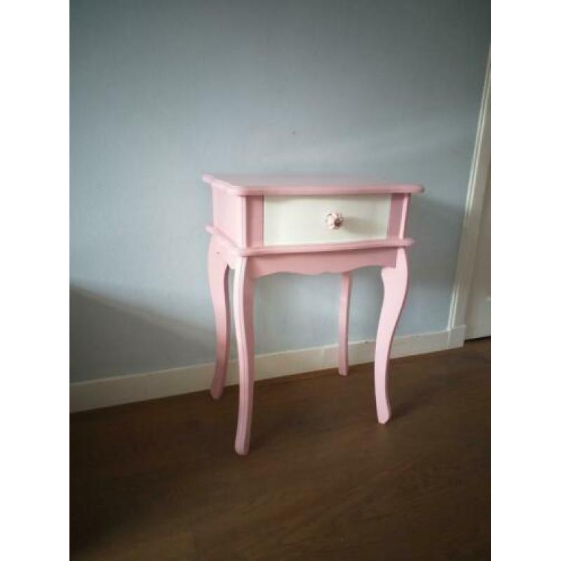 Roze nachtkastje met wit laadje Queen Ann stijl