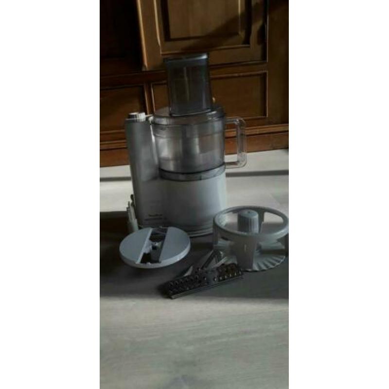 Goede keukenmachine met verschillende hulpmiddelen!