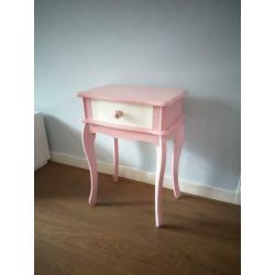 Roze nachtkastje met wit laadje Queen Ann stijl