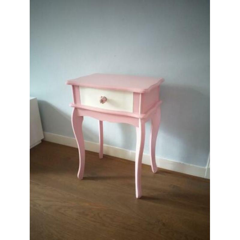 Roze nachtkastje met wit laadje Queen Ann stijl