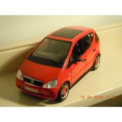 Rode Mercedes A Klasse. Model van het merk maisto.