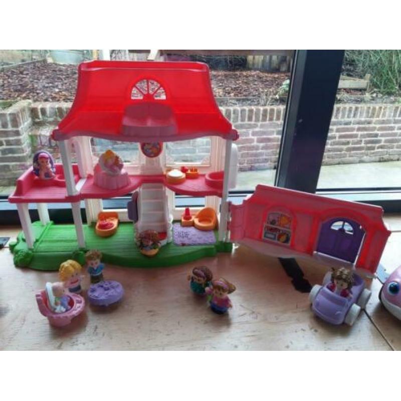 Little People huis met 3 auto 's en diverse speelfiguren