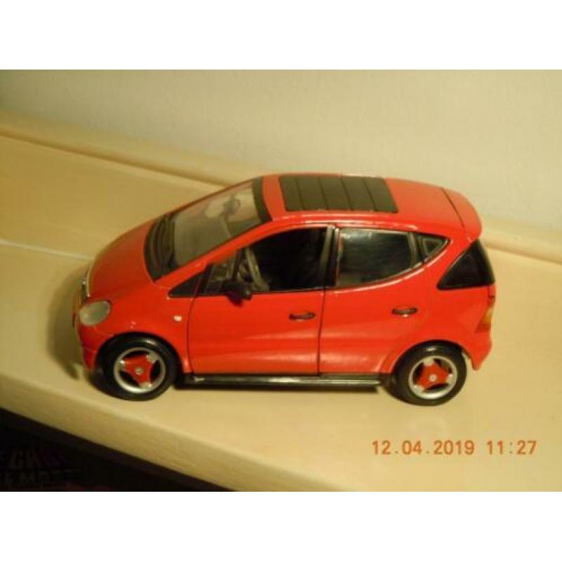 Rode Mercedes A Klasse. Model van het merk maisto.