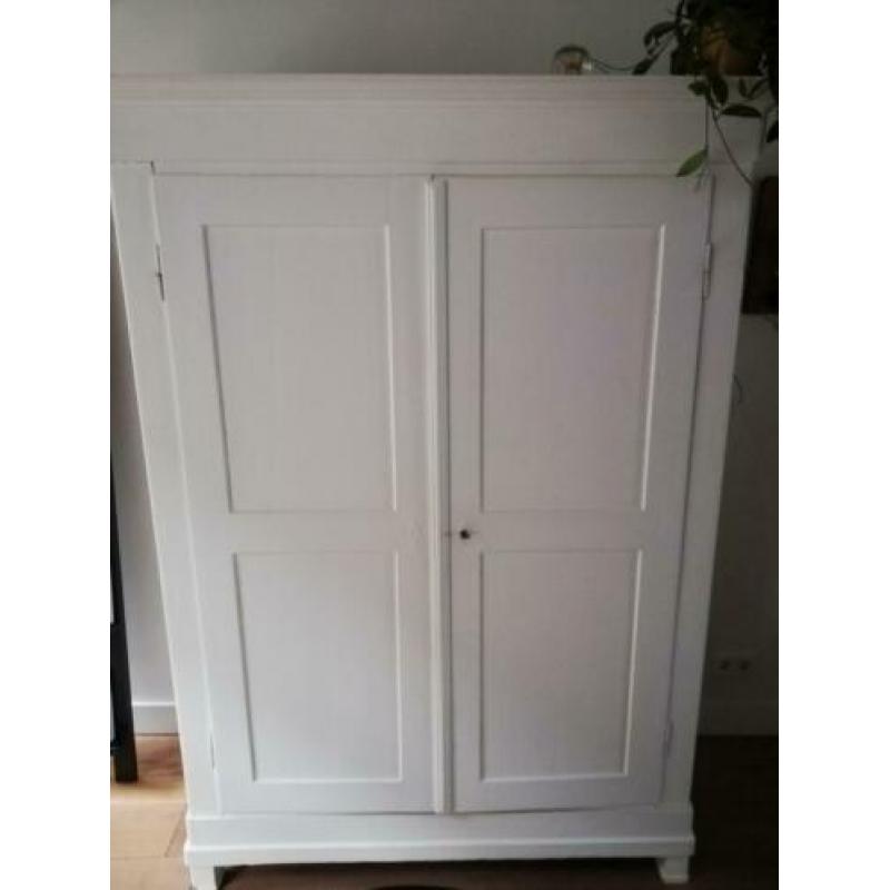 Stoere witte brocante kast voor babykamer of kinderkamer