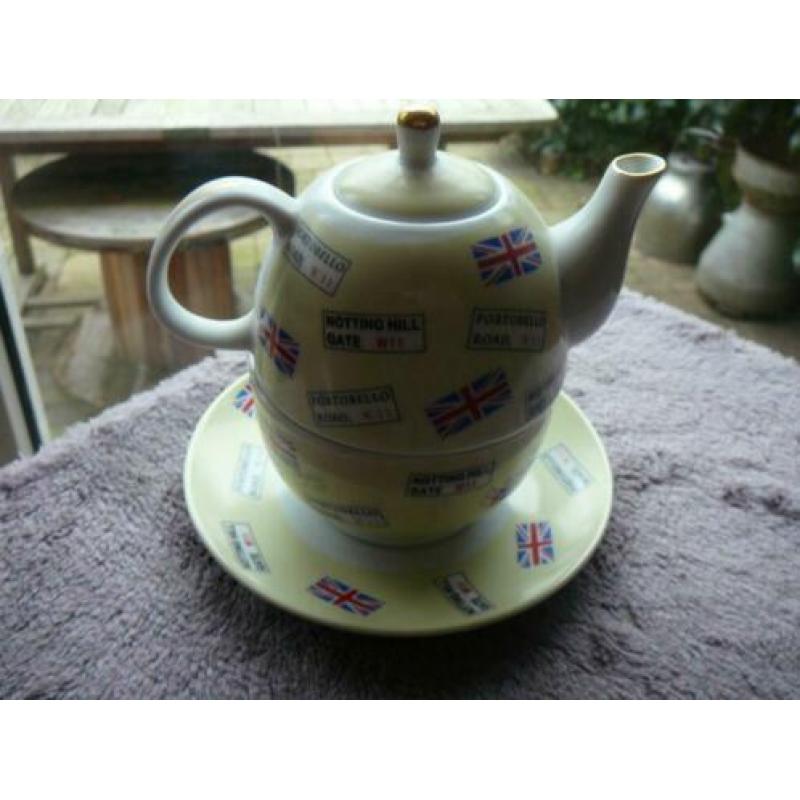 Carter Pottery setje, theepotje en kop en schotel in 1