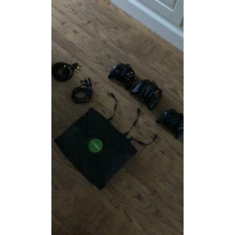 Xbox classic compleet met 3 controllers
