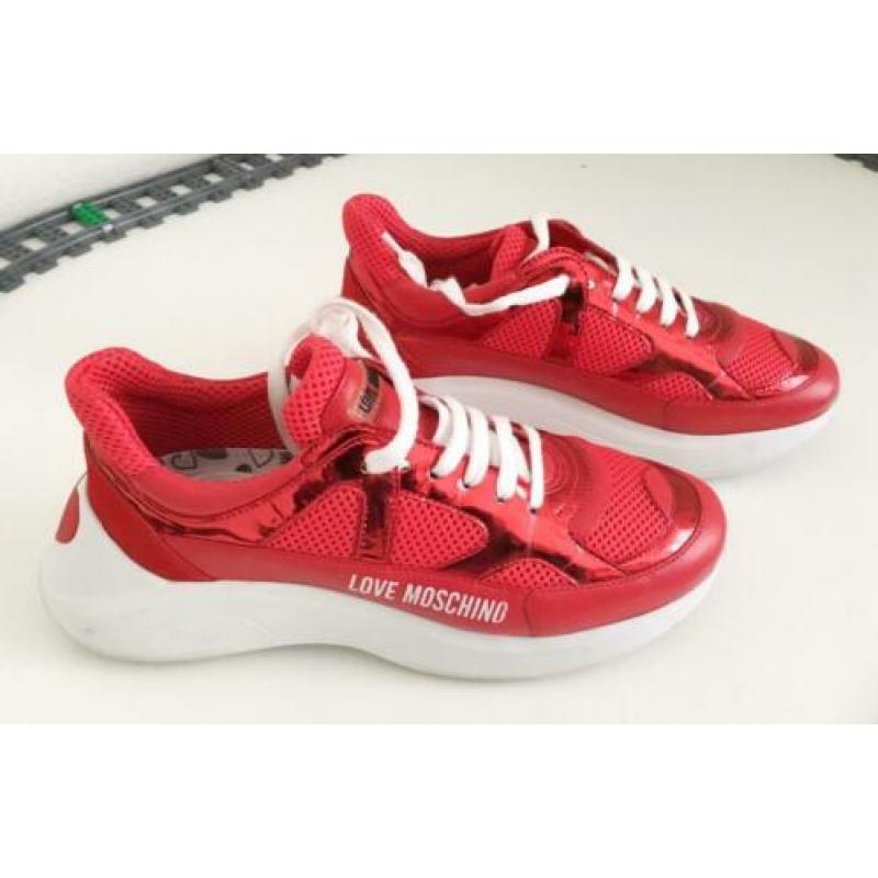 Sneakers Moschino rood met glans maat 38