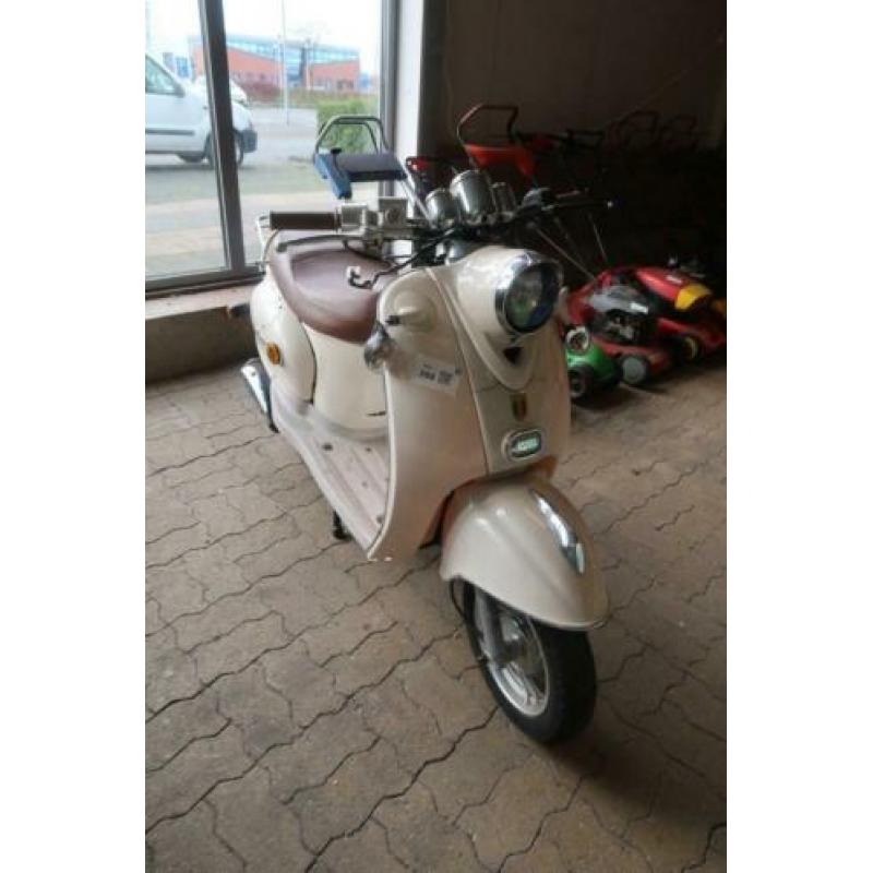 Veel scooters en brommers online in de veiling