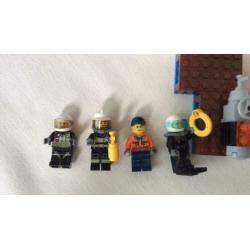 Lego city 60106 brandweer set met 4 minifiguren en bb.