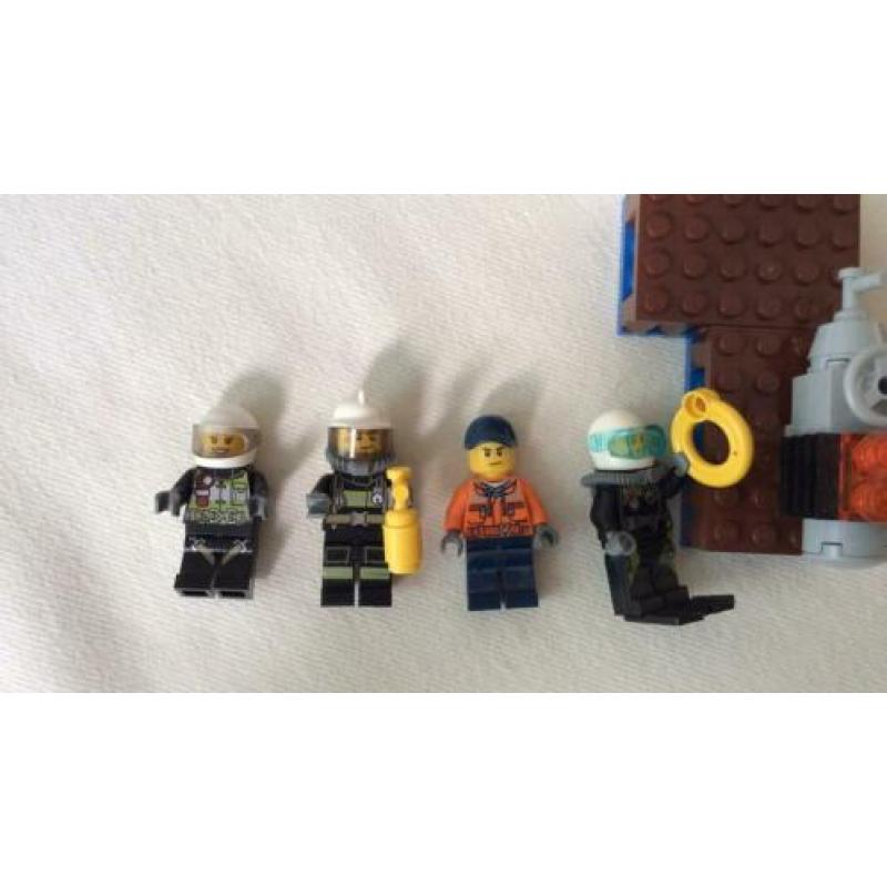 Lego city 60106 brandweer set met 4 minifiguren en bb.