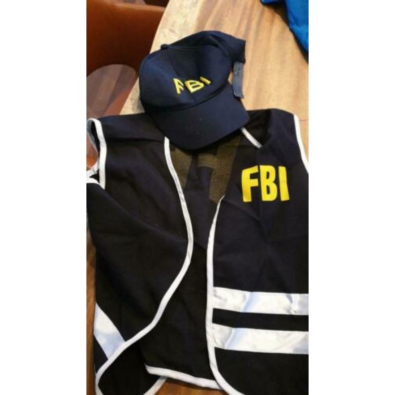 Carnaval 98 -146. Politie, patat, boef, spook, fbi. Los bie