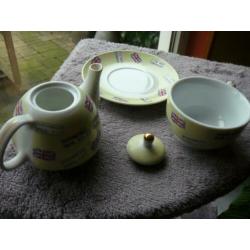 Carter Pottery setje, theepotje en kop en schotel in 1