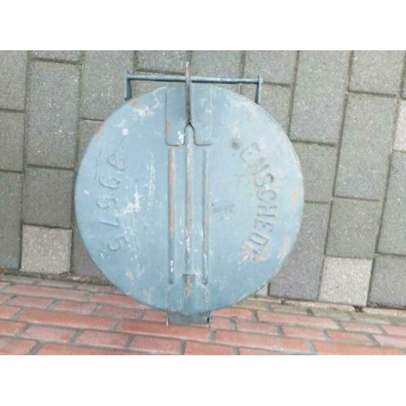 Oude zinken vuilnisemmer van de Gemeente Enschede