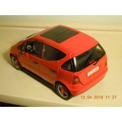 Rode Mercedes A Klasse. Model van het merk maisto.