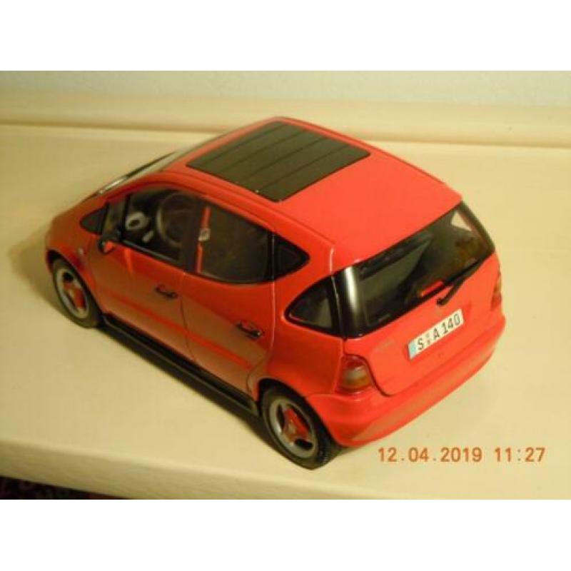 Rode Mercedes A Klasse. Model van het merk maisto.
