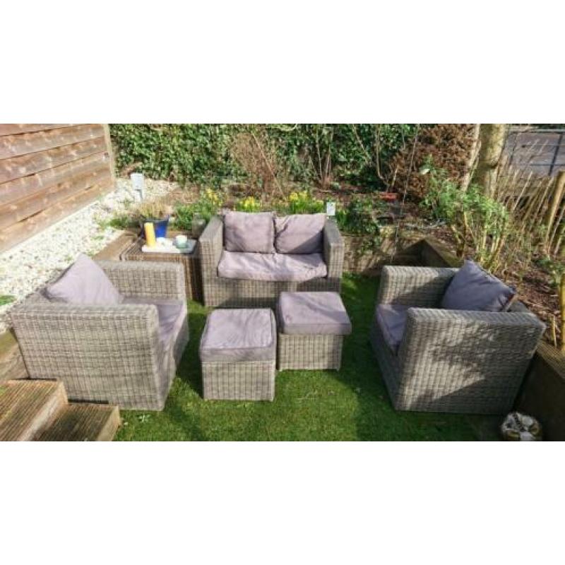 Zeer mooie tuinset loungeset. Ronde wicker