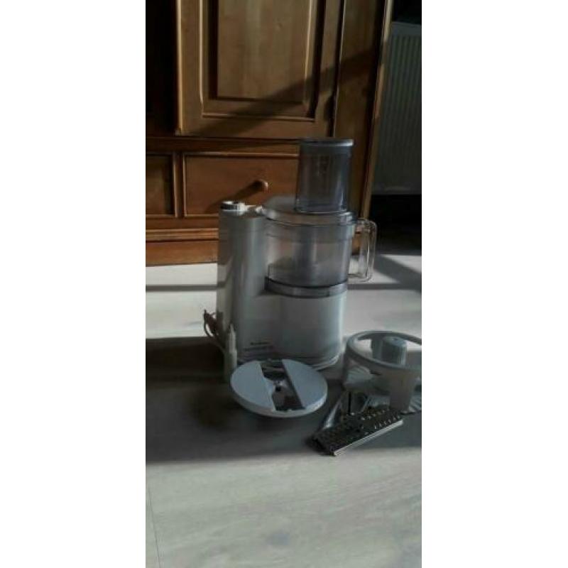Goede keukenmachine met verschillende hulpmiddelen!