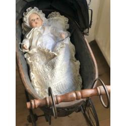 Antieke speelgoed kinderwagen