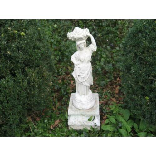 Tuinornament, meisje met schaal druiven op hoofd. Steen.