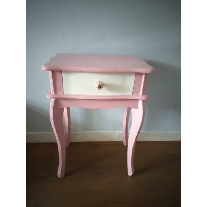 Roze nachtkastje met wit laadje Queen Ann stijl