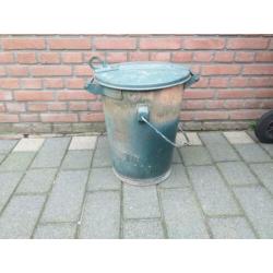 Oude zinken vuilnisemmer van de Gemeente Enschede