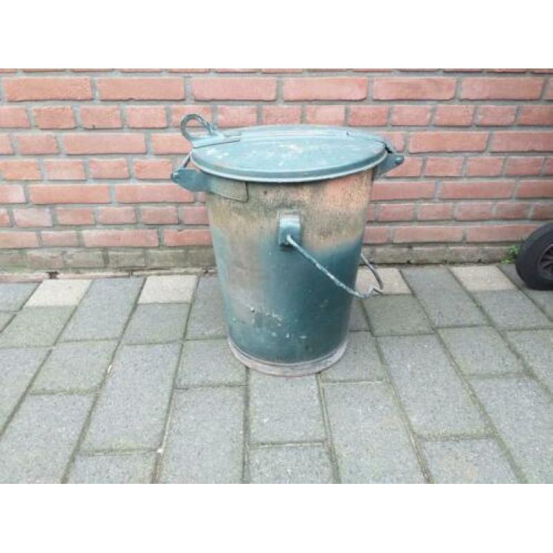Oude zinken vuilnisemmer van de Gemeente Enschede