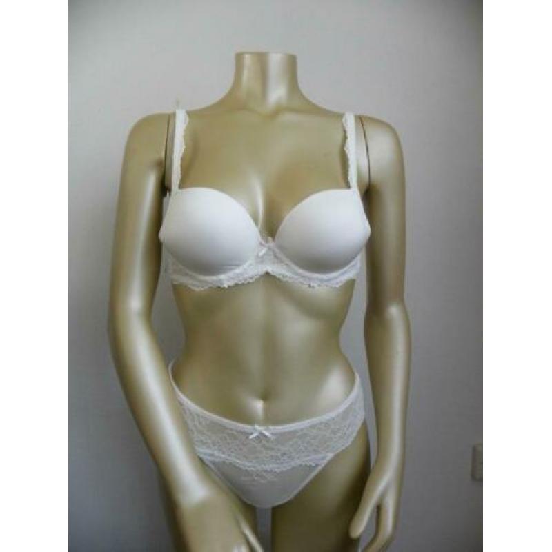 Nieuw setje van Lingadore, bh maat 65B en slip en string S