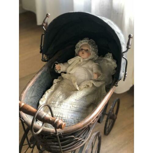 Antieke speelgoed kinderwagen