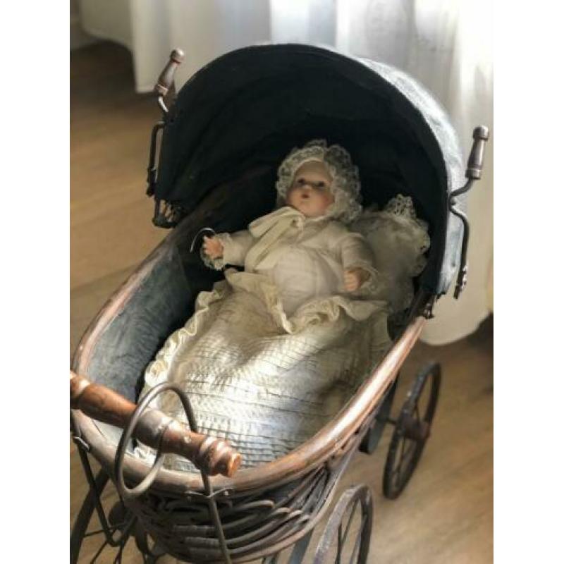 Antieke speelgoed kinderwagen