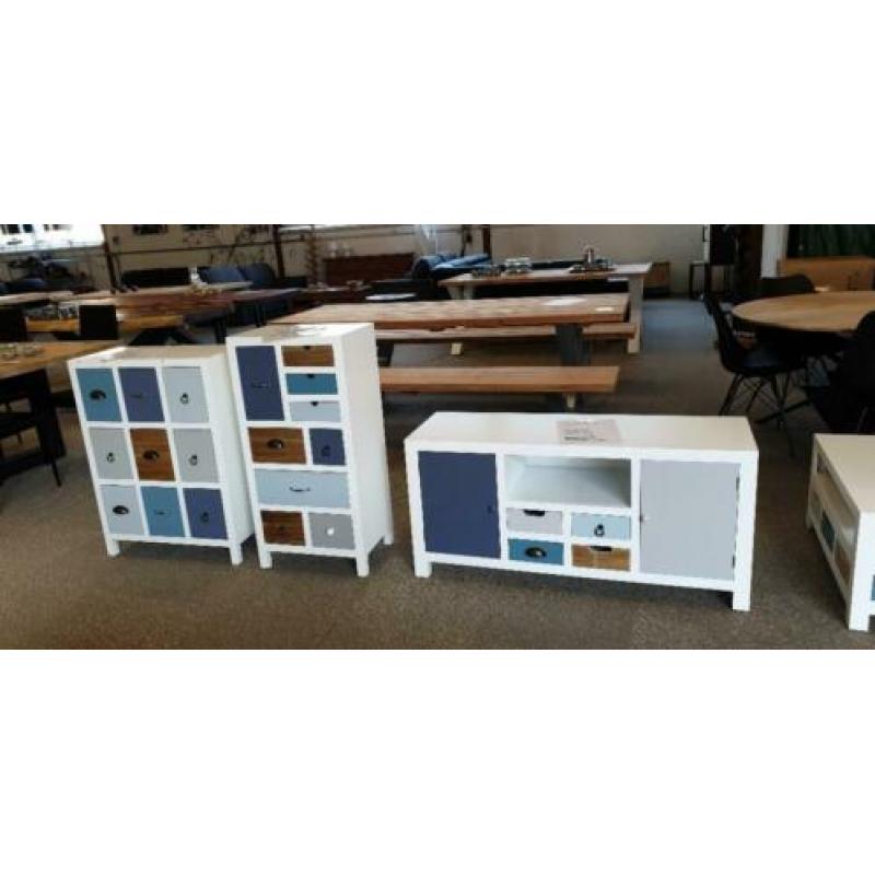 restant 36 stuks verschillende MDF kasten en salontafels