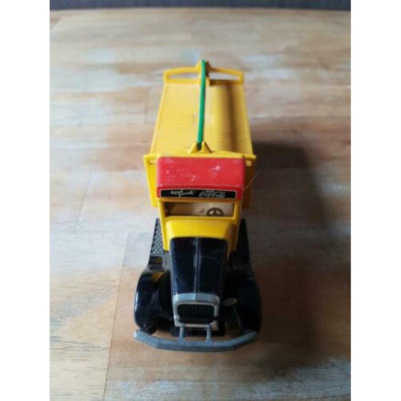 Vintage coca cola vrachtwagen met kratjes