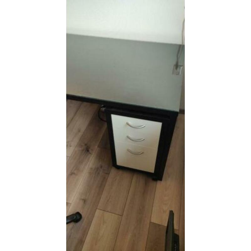 Zwart bruin bureau met glasplaat en ladenkast