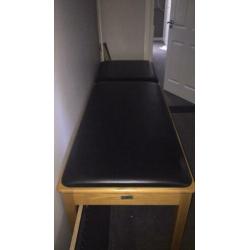 Enraf houten massagetafel behandelbank wieltjes