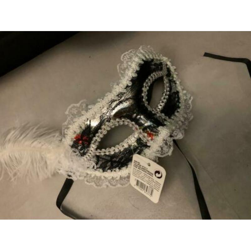 Masker zwart en wit met veer