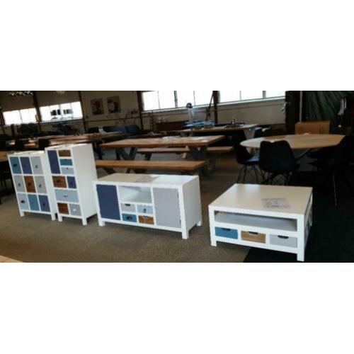 restant 36 stuks verschillende MDF kasten en salontafels