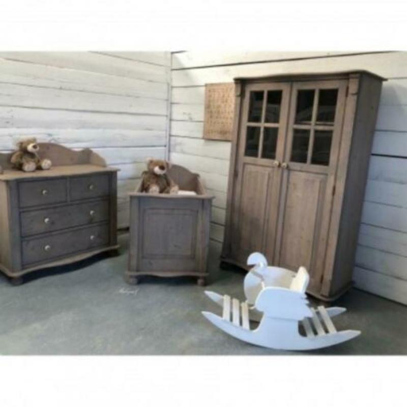 babykamer landelijk brocante vintage massief hout