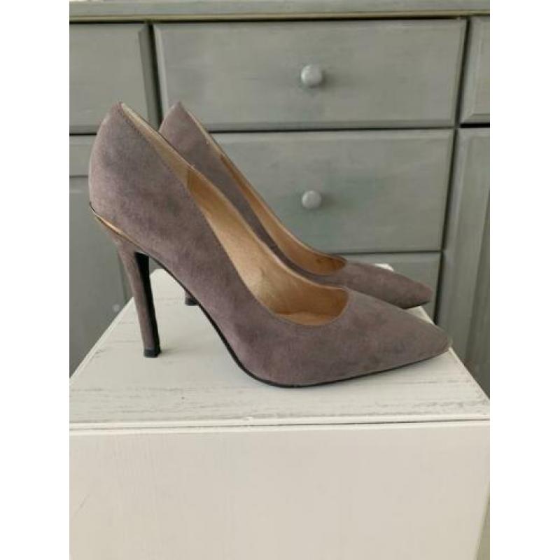 Mooie suede pumps / hakken van Café noir maat 39