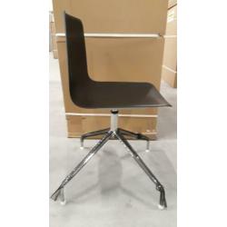 Partij hagelnieuwe designstoelen