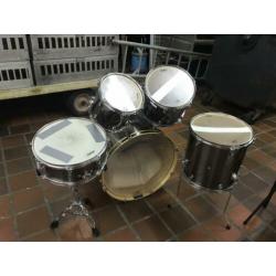 Mooi drumstel met dubbele bass.