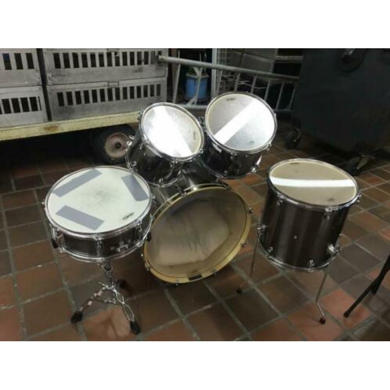 Mooi drumstel met dubbele bass.