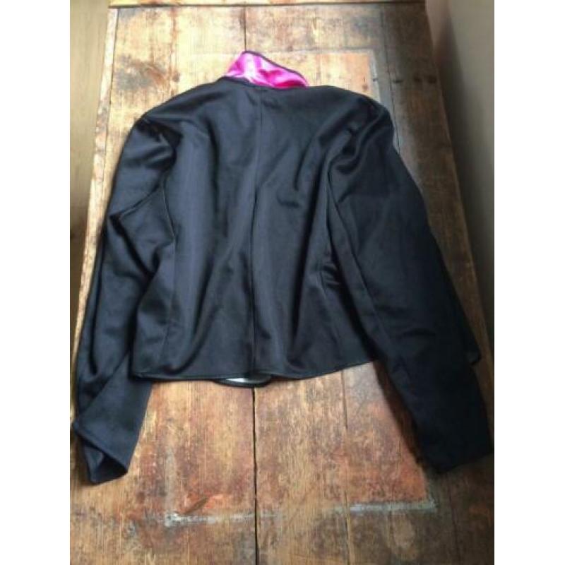 carnaval - jasje zwart met een fuchsia roze bies