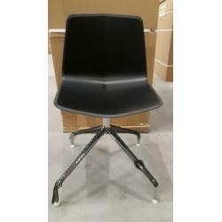 Partij hagelnieuwe designstoelen