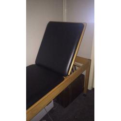 Enraf houten massagetafel behandelbank wieltjes