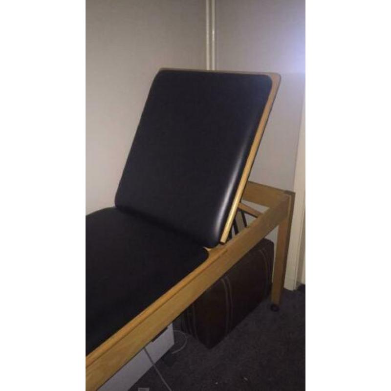 Enraf houten massagetafel behandelbank wieltjes