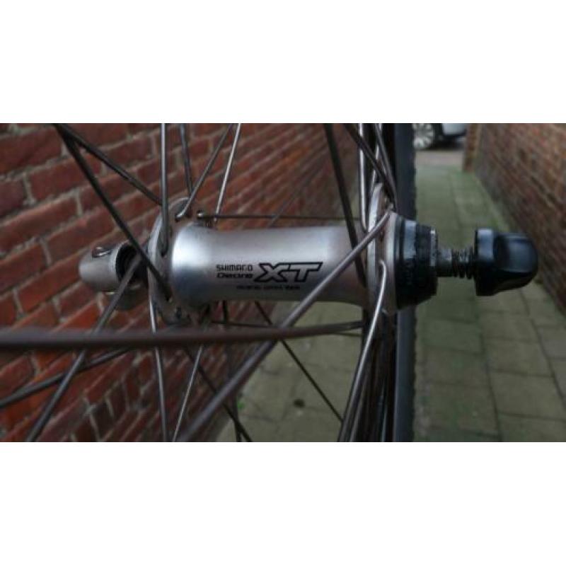 Shimano XT Wielen.
